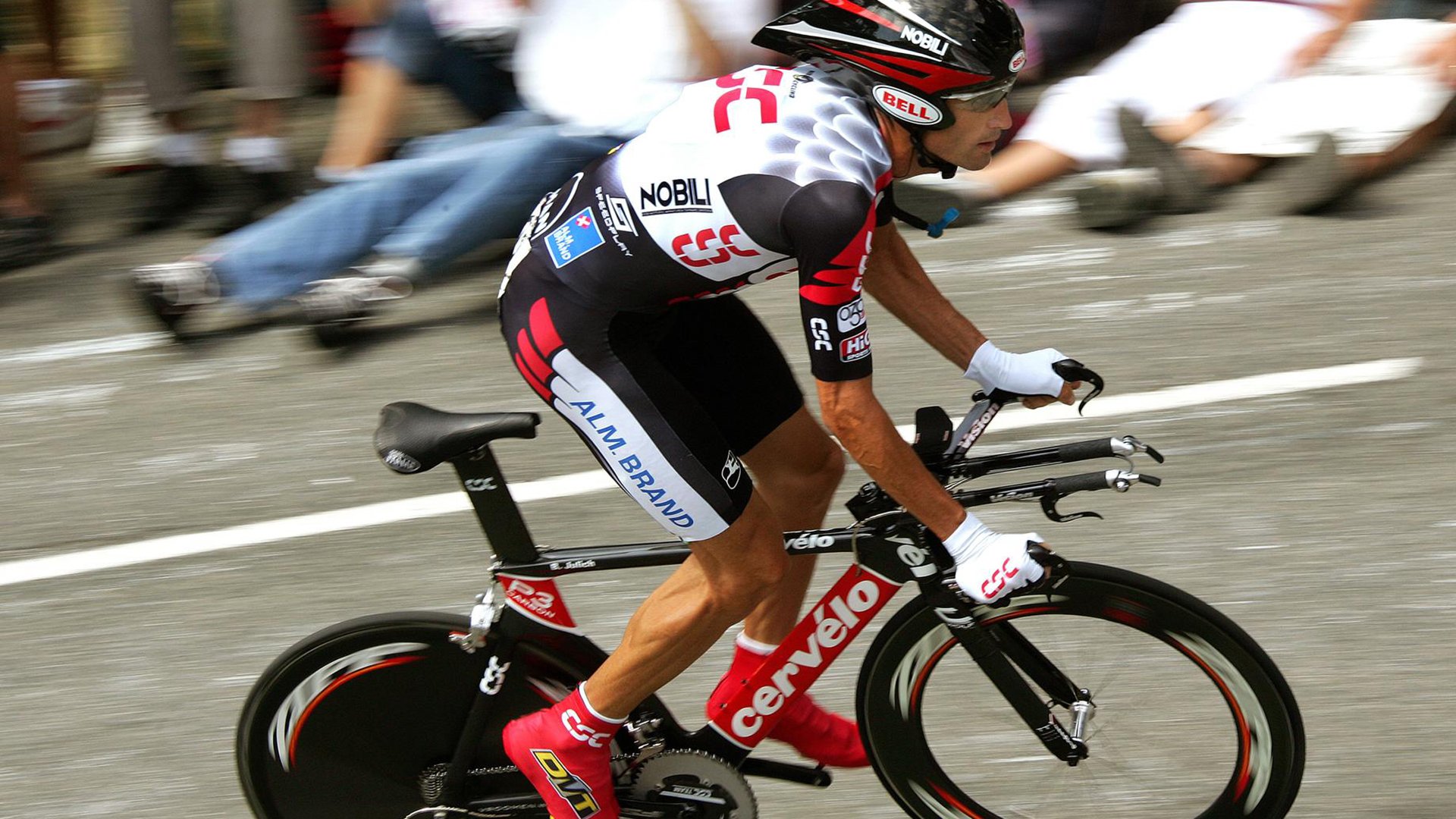 库里存在感拉满，NBA季后赛之夜，那个瘦小的巨人如何统治赛场