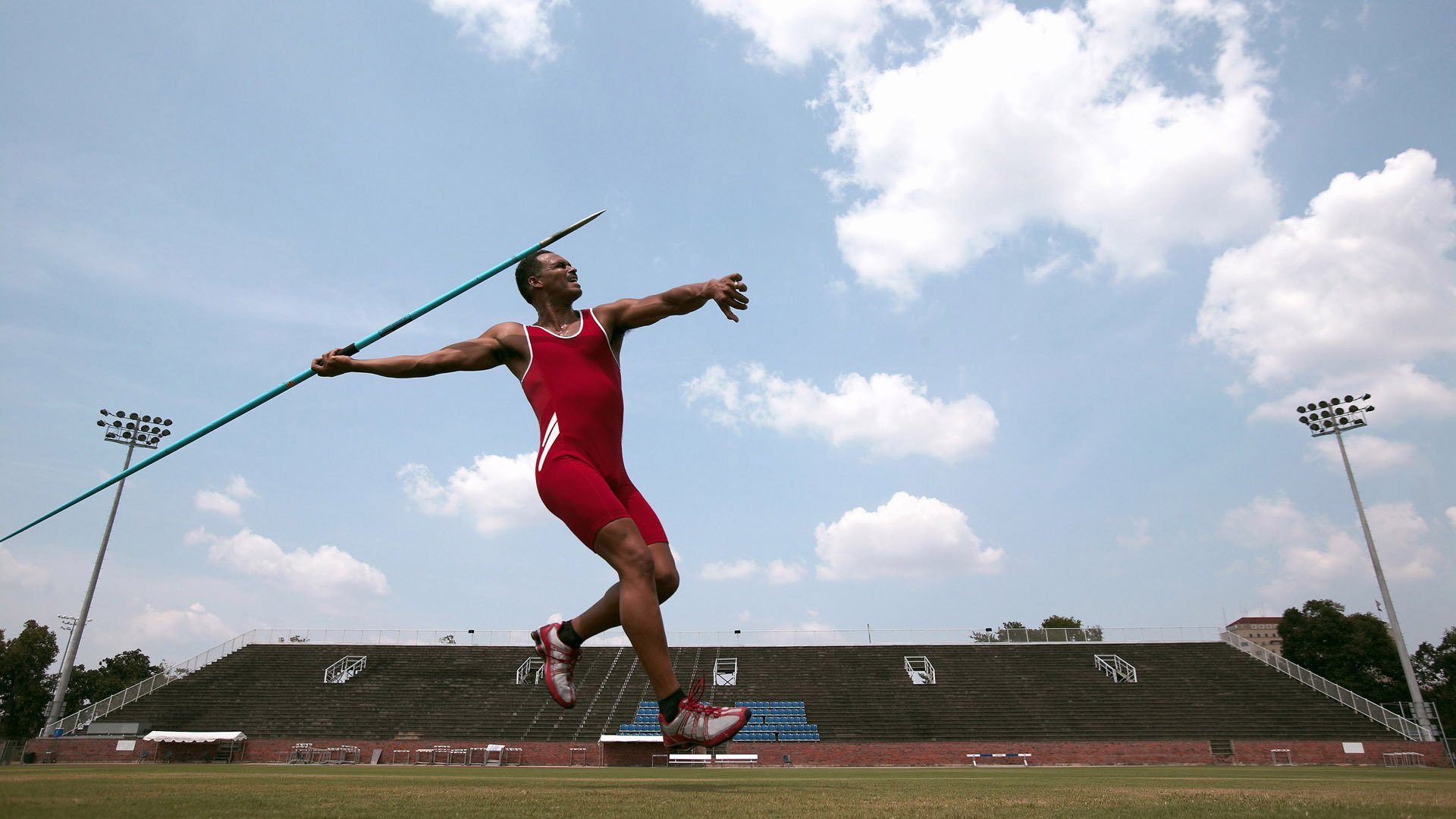 飞驰的勇士与魔法的战场,F1新赛季揭幕战,一场现代方程式与钢铁意志的血拼