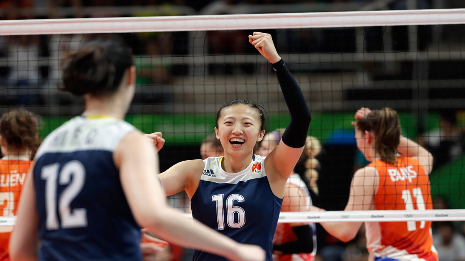 世界杯惊魂夜，库尔图瓦一堵墙挡住伊朗铁骑，美国命悬一线靠门神续命
